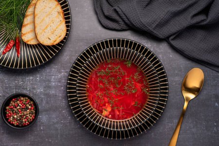 Foto de Fotografía de alimentos de borscht, sopa de remolacha, eneldo, pimienta, tostadas - Imagen libre de derechos