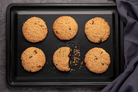 Téléchargez les photos : Photographie alimentaire de biscuits à l'avoine, biscuits, noix, canneberges séchées - en image libre de droit