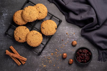 Foto de Fotografía de alimentos de galletas de avena, galletas, nueces, arándanos secos, canela - Imagen libre de derechos