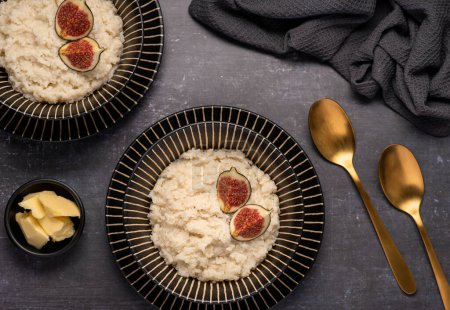 Téléchargez les photos : Macro food photographie de bouillie de riz, pudding, céréales, figues, cannelle, beurre - en image libre de droit