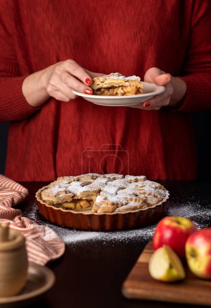 Téléchargez les photos : Photographie d'aliments de tarte aux pommes, pâtisserie, dessert, poudre, sucre, main, femme, serviette, couteau - en image libre de droit