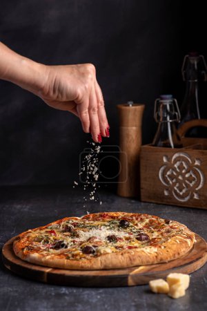 Téléchargez les photos : Photographie culinaire de pizza, parmesan, fromage, apéritif, olive, fond - en image libre de droit
