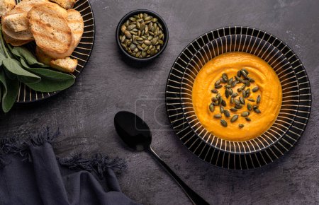Foto de Fotografía de alimentos de sopa de calabaza, crema, tostadas, salvia, semillas, vegetariano - Imagen libre de derechos