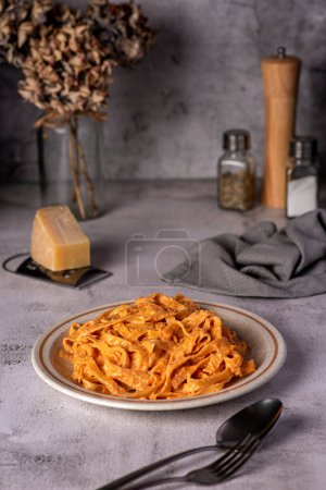 Téléchargez les photos : Photographie culinaire de tagliatelles, pâtes, nouilles, fromage, parmesan, sauce - en image libre de droit