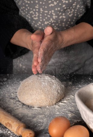 Téléchargez les photos : Photographie de pâte, pétrissage, femme, mains, boulangerie, pain, farine - en image libre de droit