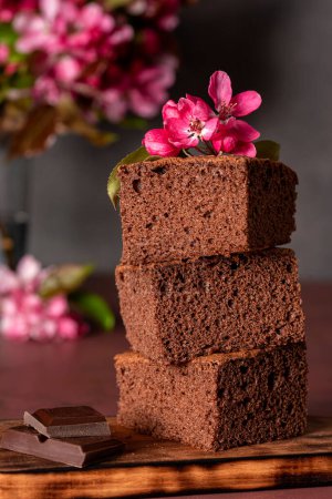 Foto de Fotografía de alimentos de pastel de chocolate, esponja, brownie, flores - Imagen libre de derechos