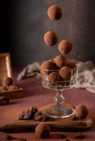 Téléchargez les photos : Photographie culinaire de truffe, chocolat, cacao, dessert, lévitation - en image libre de droit