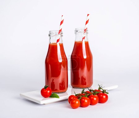 Téléchargez les photos : Photographie culinaire de jus de tomate, boisson, tomate cerise, paille, bouteille - en image libre de droit