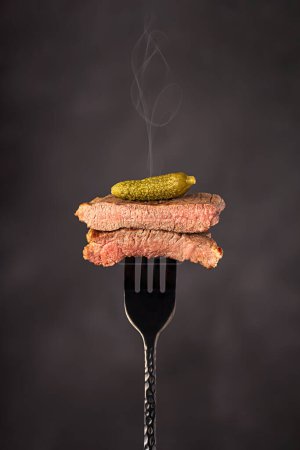 Foto de Macro alimentos fotografía de cordero a la parrilla, carne de res, ternera, bistec, asado, rebanada, filete, pepino en vinagre, tenedor - Imagen libre de derechos
