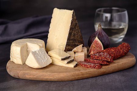 Foto de Fotografía de alimentos de queso; suave; cabra; oveja; parmesano, higo; blanco; vino; seco; salami; pimentón - Imagen libre de derechos