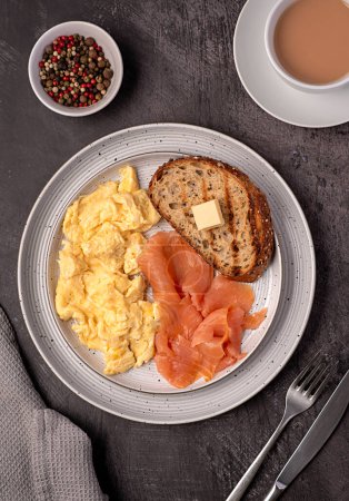 Foto de Fotografía de alimentos de huevo revuelto; desayuno; almuerzo; tortilla; salmón ahumado; tostadas; cereales integrales; pan; condimento; - Imagen libre de derechos