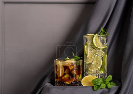 Téléchargez les photos : Photographie vierge de cocktail ; mojito, rhum, coke, boisson ; boisson ; tonique ; limonade ; alcool ; citron ; citron vert ; menthe, glace ; liquide ; bar ; soda - en image libre de droit