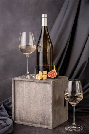 Téléchargez les photos : Photographie culinaire de vin blanc ; fromage ; parmesan ; figue ; tranche ; verre à vin ; bouteille ; chardonnay ; sauvignon ; cave ; fond, célébration - en image libre de droit