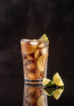 Téléchargez les photos : Photographie de cocktail avec citron vert, rhum, coca, cola, glace, boisson, mocktail, fraîcheur, élégance, célébration, glamour - en image libre de droit