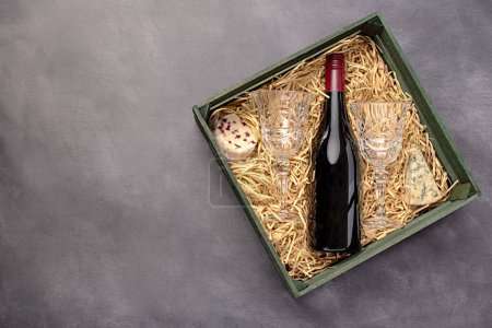 Foto de Fotografía de alimentos en blanco de vino tinto y queso en caja, vino; botella; Merlot; Syrah, Cabernet Sauvignon, bodega; bebida - Imagen libre de derechos
