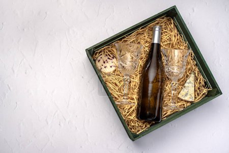 Foto de Fotografía de alimentos en blanco de vino blanco en caja, vino; queso, botella; Chardonnay, Sauvignon, blanc, Riesling, bodega; bebida - Imagen libre de derechos