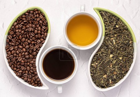 Foto de Macro bebida fotografía de café; té verde; hierba; frijoles; elección; elegir; hierbas; cafeína; seco; natural; bebida; pétalo; taza; taza, yin yang - Imagen libre de derechos