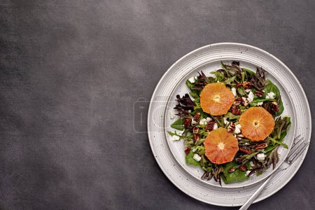 Foto de Fotografía de comida en blanco de ensalada con naranja sangrienta, hoja, mezcla, espinacas, lechuga roja, cohete, queso feta, nuez caramelizada, lugar, espacio - Imagen libre de derechos