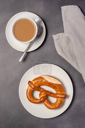 Téléchargez les photos : Photographie culinaire de café avec lait, bretzel, cappuccino ; bavarois, brun, pain, forme, allemand, biscuit ; caféine ; matin, chaud, petit déjeuner - en image libre de droit