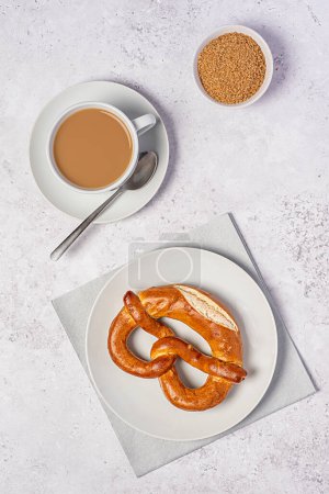 Téléchargez les photos : Photographie culinaire de café avec lait, bretzel, cappuccino ; bavarois, brun, pain, forme, allemand, biscuit ; caféine ; matin, chaud, petit déjeuner - en image libre de droit