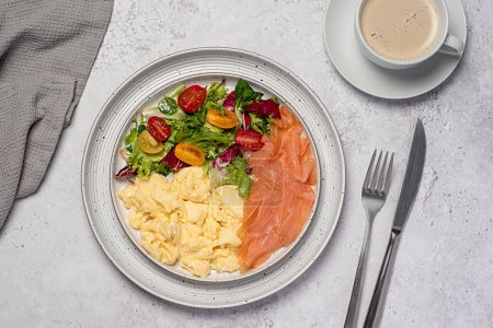 Foto de Fotografía de alimentos de huevo revuelto; salmón ahumado; desayuno; almuerzo; tortilla; ensalada, tomate, lechuga, dieta keto, fondo - Imagen libre de derechos