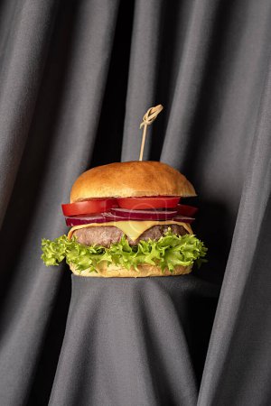 Téléchargez les photos : Photographie culinaire de hamburger, fromage, sandwich, bœuf, pain, laitue, tomate, oignon, fond, faim, américain, restaurant, snack, repas - en image libre de droit