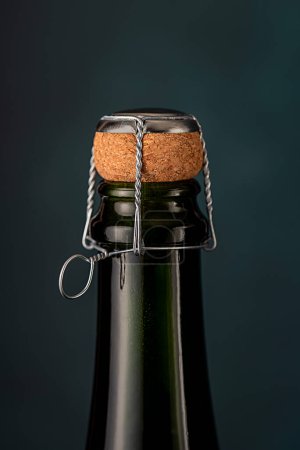 Foto de Macro fotografía de vino espumoso; ider, botella, corcho; champán; burbuja; diseño; bodega; bebida; fondo; celebración; romance; bar, restaurante, conceptual - Imagen libre de derechos