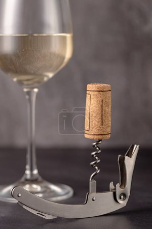Foto de Macro fotografía de vino blanco; vino; corcho; sacacorchos; bodega; bebida; fondo; celebración; romance; bar, restaurante - Imagen libre de derechos
