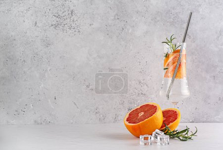 Foto de Fotografía en blanco de soda con pomelo, romero, cóctel, ron, ginebra, tónico, fruta; hielo, carbonatado, bebida, refresco, bebida, líquido; agua; sed, fresco, bar - Imagen libre de derechos