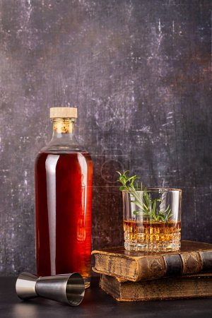 Photographie vierge de whisky, cognac, brandy, bourbon, scotch, malt, rhum, publicité, distillé, distillerie, jigger, shot, bouteille, vieillissement, fort, fête