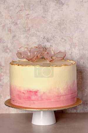 Téléchargez les photos : Blank food photography of birthday cake ; gâteau ; gâteau ; biscuit ; crème ; rose ; fleur ; délicat ; célébration ; pâtisserie ; dessert ; sucré ; fête d'anniversaire ; artisan ; cuisson ; boulangerie ; pâtisserie - en image libre de droit