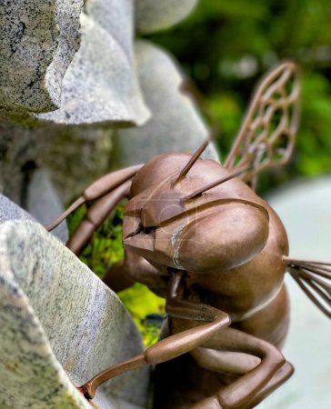 Téléchargez les photos : Sculpture d'abeille à l'extérieur de Sembcorp Cool House - en image libre de droit