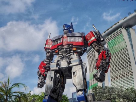 Foto de Singapur - 20 de marzo de 2023: Despertar de las Bestias Estatuas World Tour at Gardens By The Bay. Estatua de Optimus Prime. - Imagen libre de derechos