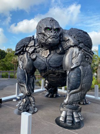 Téléchargez les photos : Singapour - 20 mars 2023 : Rise Of The Beasts Statues World Tour at Gardens By The Bay. Statue primitive Optimus. - en image libre de droit