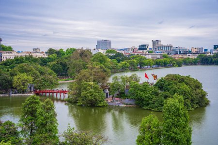 Téléchargez les photos : Hanoi, Viet Nam - 13 mai 2023 : Vue aérienne du lac Hoan Kiem - lac Ho Guom ou lac Sword dans le centre de Hanoi dans le brouillard le matin. Hoan Kiem Lake est un lieu touristique célèbre à Hanoi. Concept de voyage et de paysage. Concentration sélective. - en image libre de droit