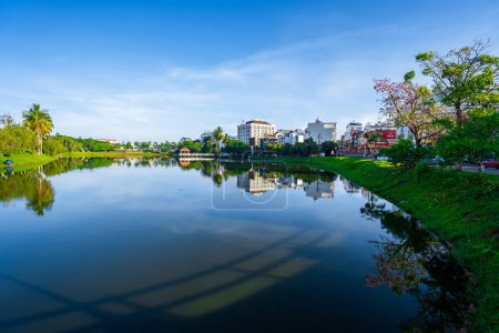 Téléchargez les photos : Bao Loc, Vietnam - 01 mai 2023 : Vue du matin sur le petit lac Dong Nai, un lac central de la ville de Bao Loc, province de Lam Dong, Vietnam. C'est une belle tour de télévision à côté. - en image libre de droit