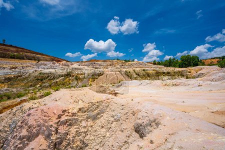 Téléchargez les photos : Mine de minerai abandonnée avec de l'eau bleue turquoise à Bao Loc, province de Lam Dong, Vietnam - en image libre de droit