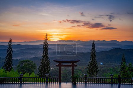 Téléchargez les photos : Bao Loc, Vietnam - 02 mai 2023 : L'aube magique de la pagode, entourée par la rosée et la lumière du Temple Linh Quy Phap An à Bao Loc, Vietnam. Concept de voyage - en image libre de droit
