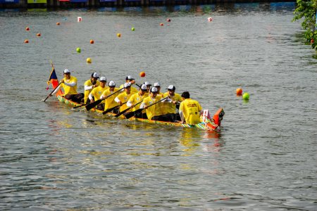 Téléchargez les photos : Ho Chi Minh, Viet Nam - 23 avril 2023 : Mouvement flou des courses de bateaux dans le festival traditionnel de course de bateaux Ngo du peuple khmer - en image libre de droit