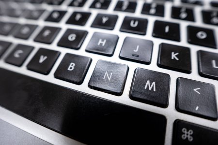 Téléchargez les photos : Gros plan du clavier d'un ordinateur portable moderne - en image libre de droit
