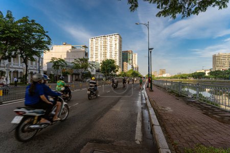 Téléchargez les photos : Ho Chi Minh, Viet Nam - 30 juin 2023 : Matin dans la rue Ho Chi Minh Ville, communément connue sous son nom précédent, Saigon est la ville la plus grande et la plus peuplée du Vietnam. - en image libre de droit