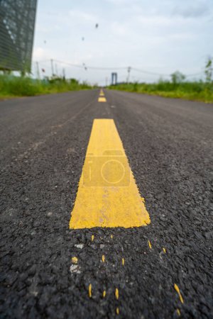Téléchargez les photos : Ligne solide jaune sur la route - en image libre de droit