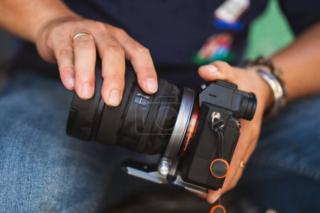 Foto de Manos masculinas poniendo en la cámara digital moderna lente profesional - Imagen libre de derechos