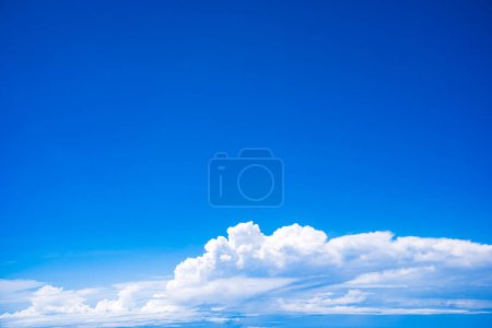 Téléchargez les photos : Fond ciel bleu et nuages blancs vus de la fenêtre de l'avion. Il y a de l'espace pour écrire du contenu. Ciel naturel, style lumineux. - en image libre de droit