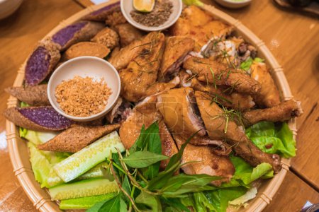 Téléchargez les photos : Poulet barbecue servi sur panier de bambou à Da Lat, Vietnam. - en image libre de droit