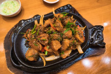 Téléchargez les photos : Poisson grillé dans une sauce aux légumes à la vietnamienne. Un morceau d'esturgeon, saumon, truite, dorado. Aliments sains. - en image libre de droit