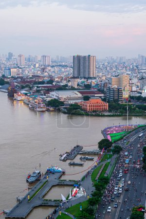 Foto de Ho Chi Minh City, Vietnam 5 de agosto de 2023: puesta de sol en el Distrito 1, vista aérea de Bach Dang habor. Tráfico en la ciudad - Imagen libre de derechos