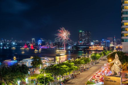 Téléchargez les photos : Ho Chi Minh, Viet Nam - 6 août 2023 : Spectacle de feux d'artifice sur un bateau à Ho Chi Minh Ville, Vietnam - en image libre de droit