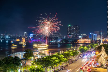 Téléchargez les photos : Ho Chi Minh, Viet Nam - 6 août 2023 : Spectacle de feux d'artifice sur un bateau à Ho Chi Minh Ville, Vietnam - en image libre de droit