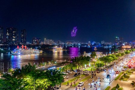Téléchargez les photos : Ho Chi Minh, Viet Nam - 6 août 2023 : Riverboat sur la rivière Saigon la nuit, au loin se trouve le bâtiment Landmark 81, le plus haut bâtiment du Vietnam - en image libre de droit